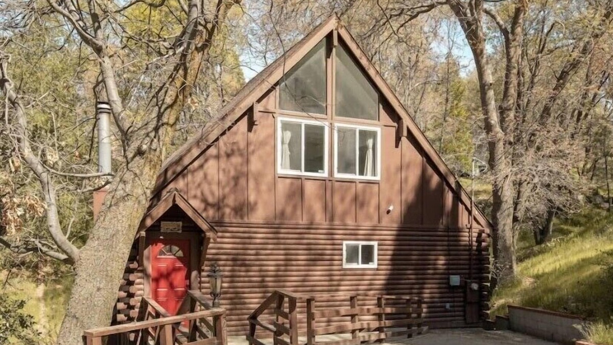Cedar Glen House | Cozy Treetop A-Frame, Fireplace, Arcade Games, Record Player
