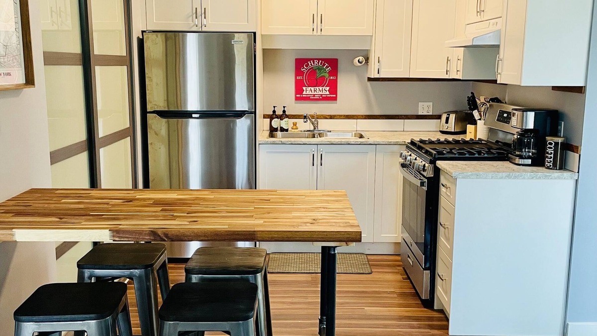 Courtenay House | Cozy Two Bedroom with Hot Tub