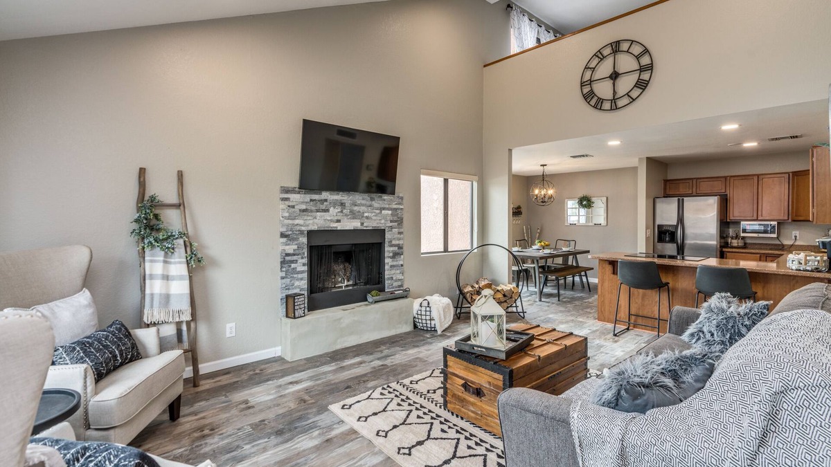 Tucson House | Cozy, Unique, Clean Condo with pool, walking distance from Sabino Canyon Tours!