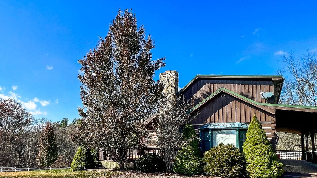 Grassy Creek Cabin | Cozy Up in the Carolina Mtns- Your Perfect Winter Escape Awaits!