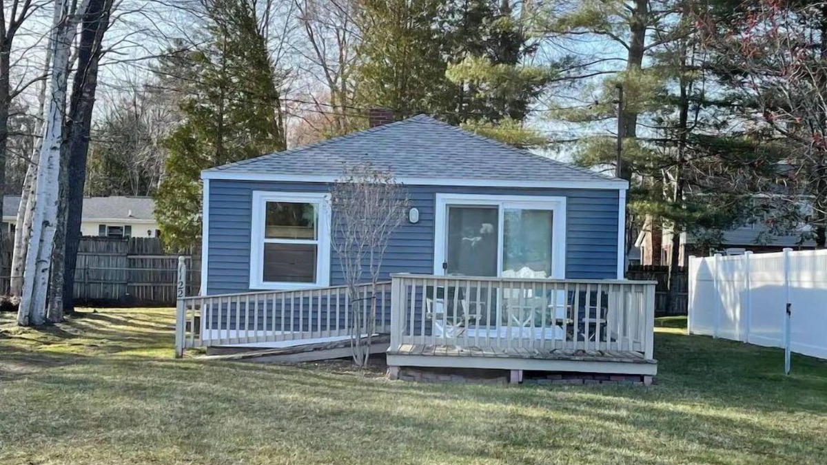 Tawas City House | Cozy updated 2 BR on bike path, walk to Lake Huron