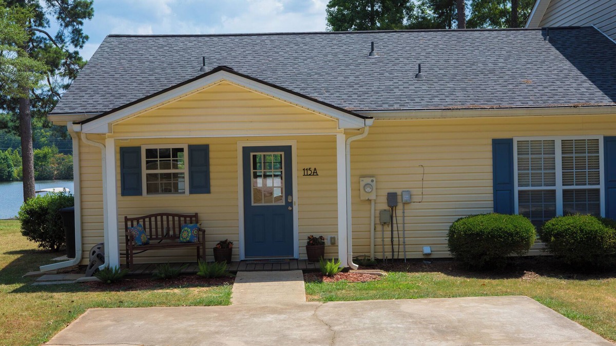 Lake Oconee Cottage | Cozy updated waterfront cottage/duplex on Lake Oconee.