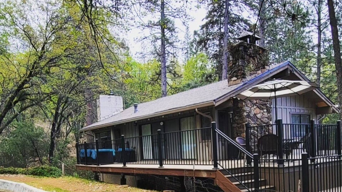 Colfax Cabin | Cozy Upstairs Cabin w/Canal Views 45 mins to slopes & 10 mins to Rollins Lake