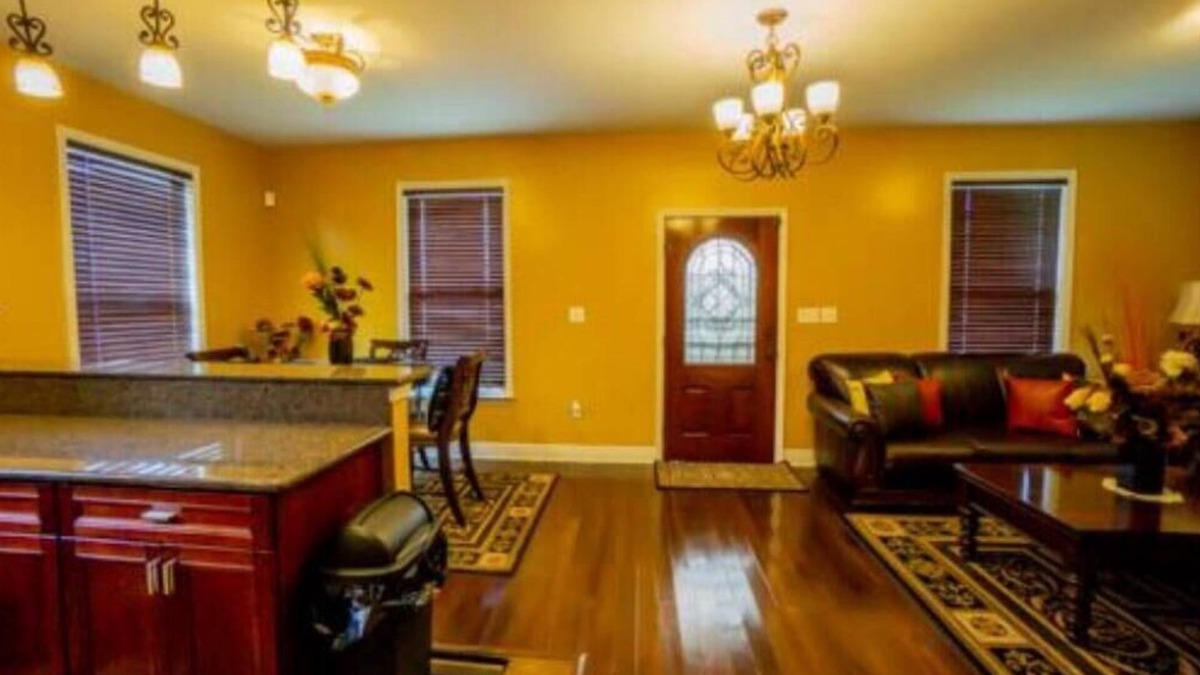 Hollygrove House | Cozy Uptown Carrollton Home - 3 Miles to the Superdome!