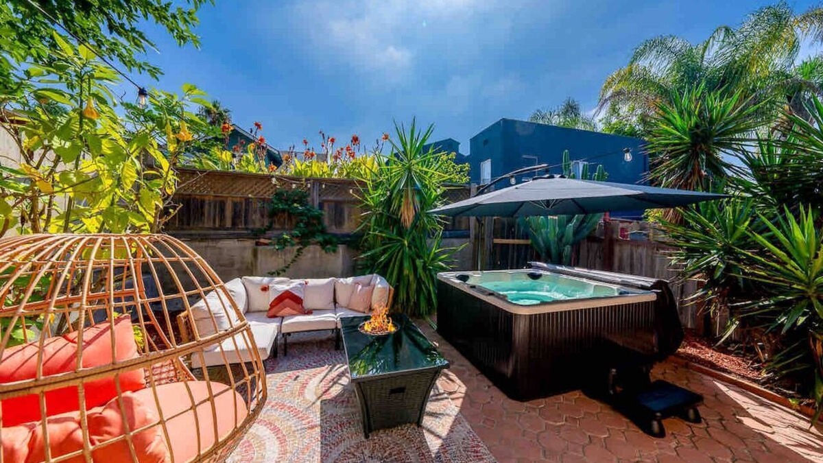 South Park House | Cozy Urban Retreat in South Park | HotTub| Firepit