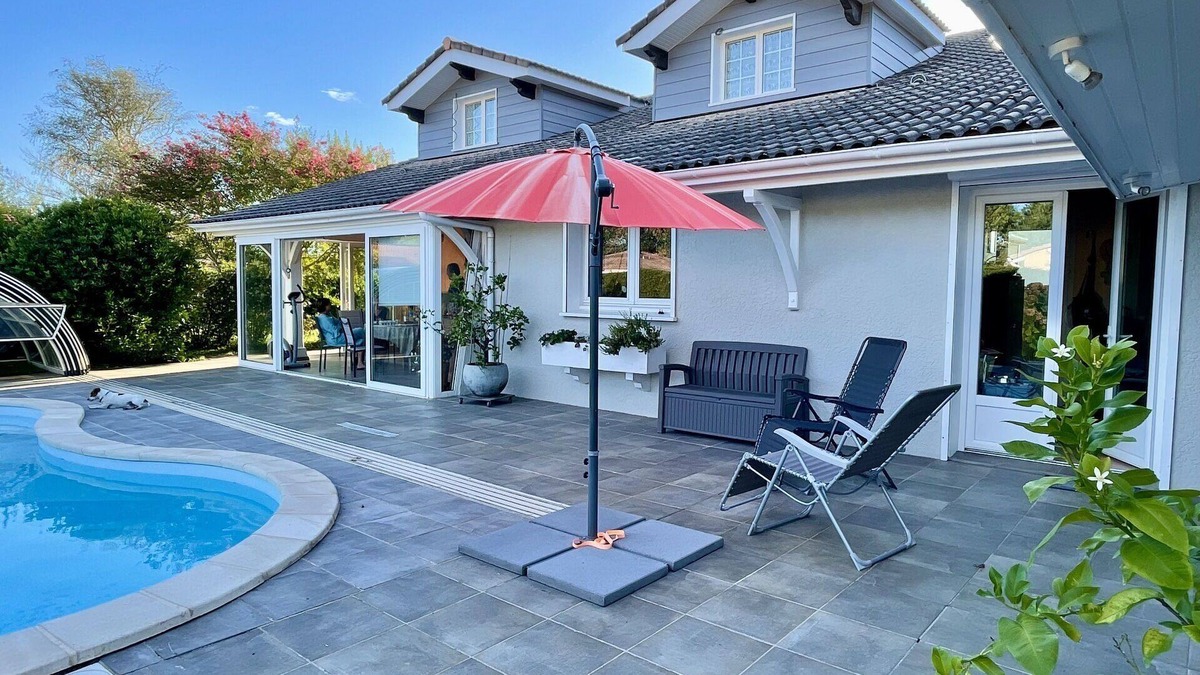 Le Porge House | Cozy vacation home with beautiful pool, terrace and garden