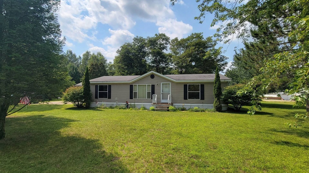 Gladwin House | cozy vacation home with fantastic Lake access!