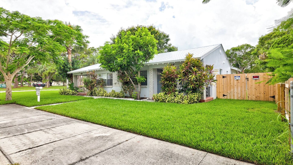 Fort Pierce Villa | Cozy Villa #1, 3 minutes from Downtown & 10 minutes to the Beach