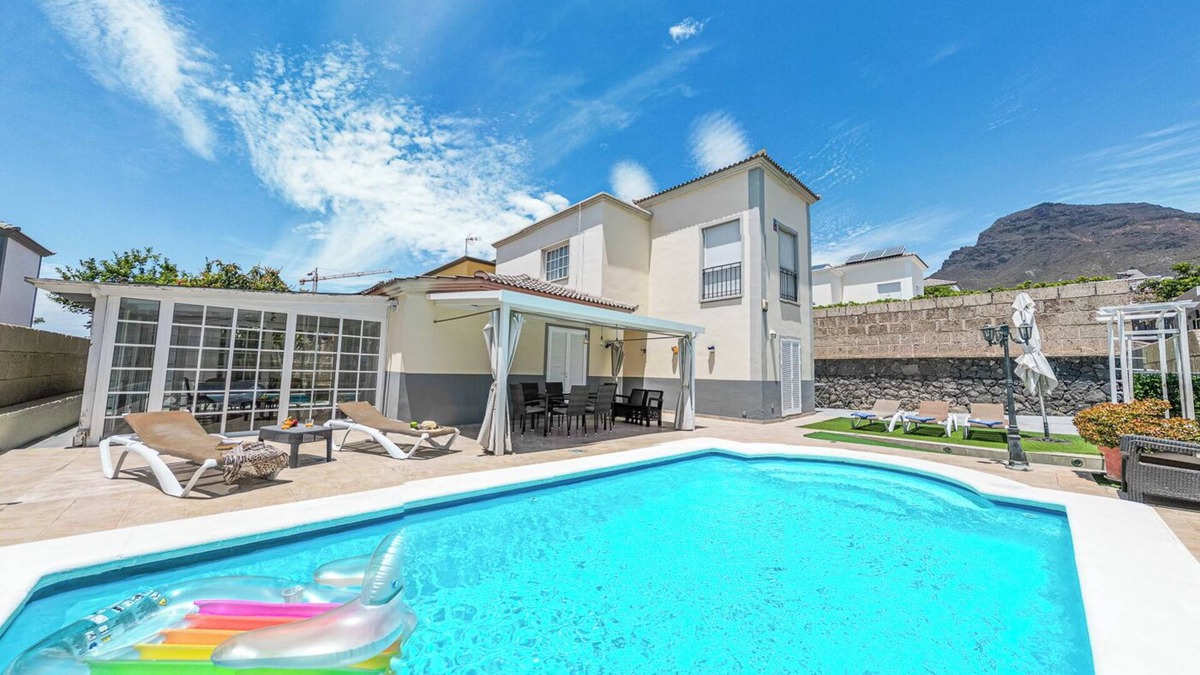 Costa Adeje Villa | Cozy villa in Madroñal de Fañabe with pool