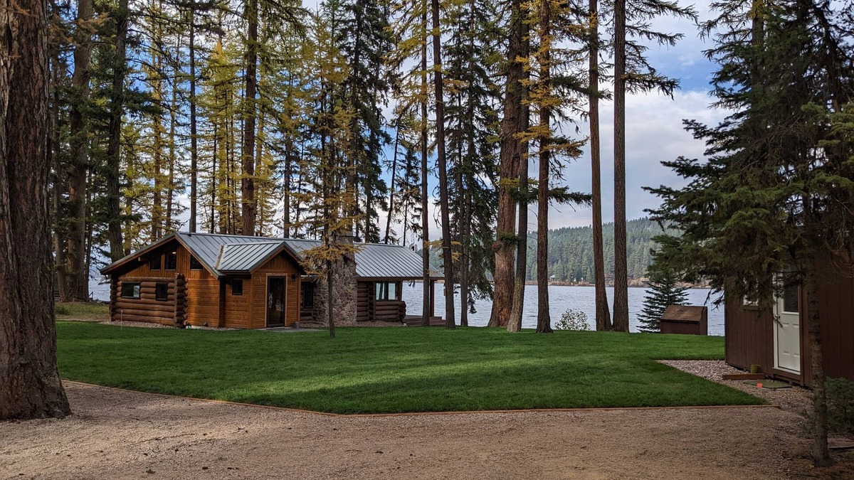 Seeley Lake Cabin | Cozy Vintage Cabin on Placid Lake, Montana - Waterfront, Sleeps 6 Adults - Wifi