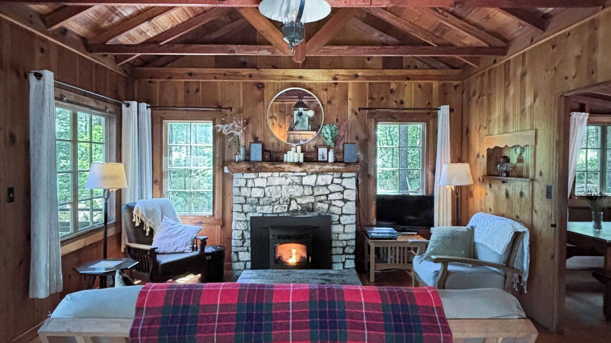 Middletown Cabin | Cozy vintage cabin with fireplace near hot spring