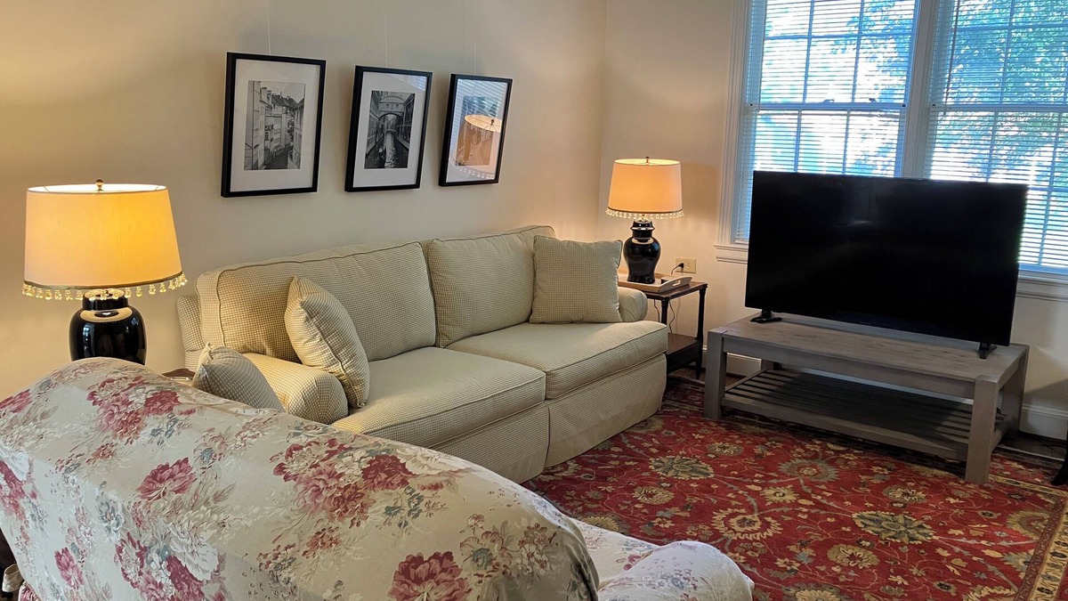 Columbia Condo | Cozy vintage Heathwood condo 2.5 miles to USC, 8-12 min to all hospitals