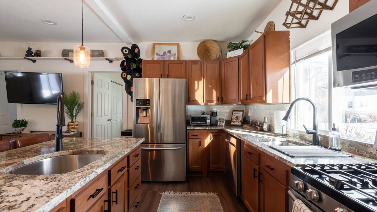 Denver House | Cozy Vintage Western w/2 Kings - Pet friendly