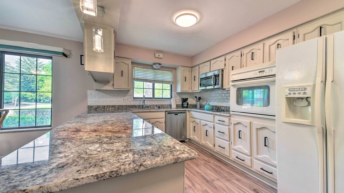 West Bloomfield House | Cozy West Bloomfield Home - Fishing Nearby!