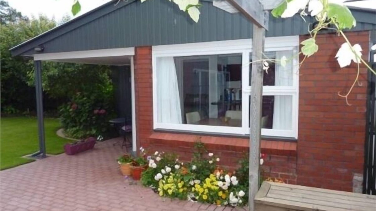 Christchurch House | Cozy, warm, sunny, modern, fully self-contained flat