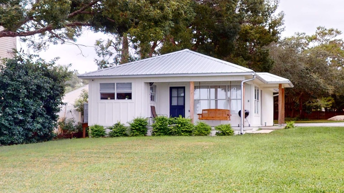 Ocean City House | Cozy waterfront cottage, pet friendly w/AC, deck and shared dock
