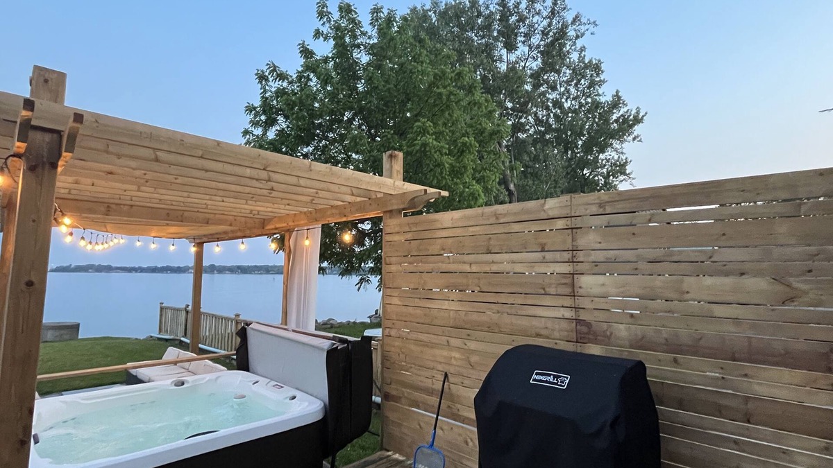 Brighton House | Cozy Waterfront Home near Prince Edward County With Gorgeous Lake Views