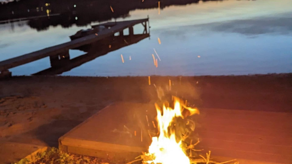Scotts Cottage | Cozy Waterfront Cottage with Sandy Beach. Family friendly near many attractions.