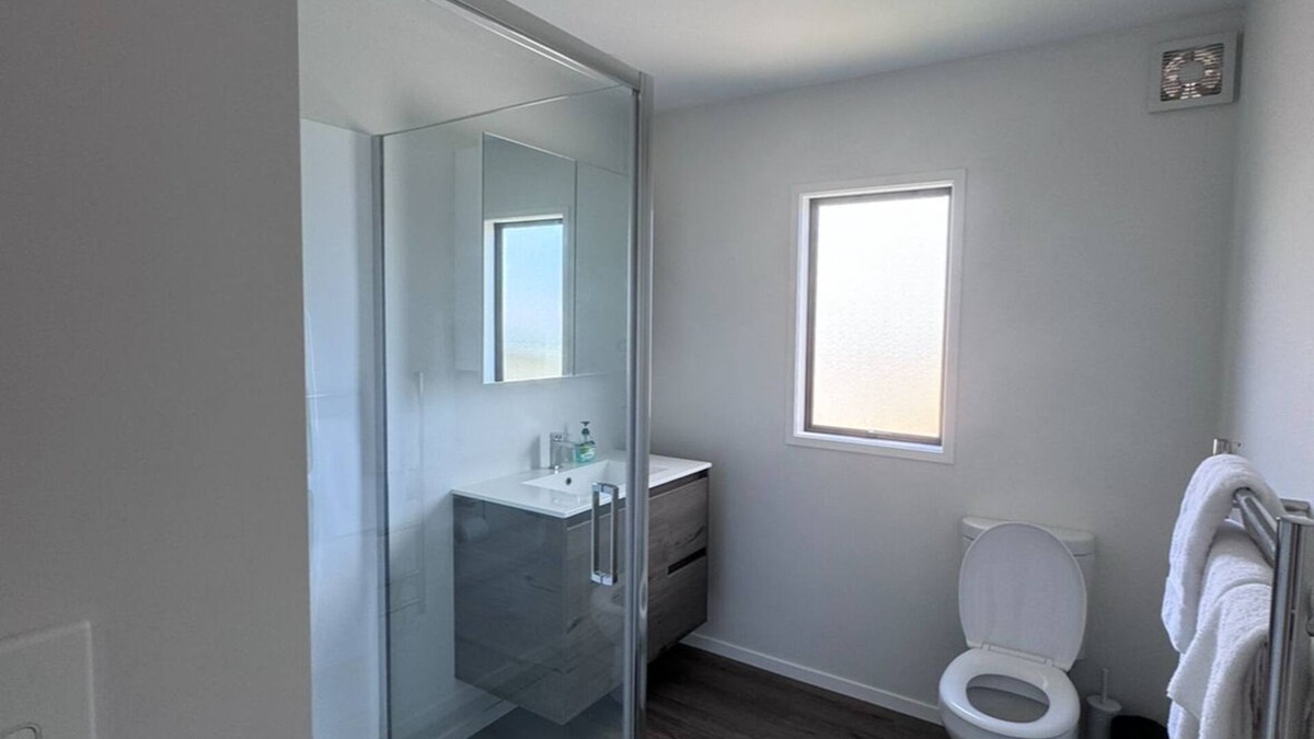 Henderson House | Cozy West Auckland Accomodation