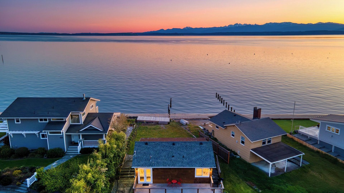 Freeland House | Cozy Whidbey Island Stay | Steps on the Beach | Fireplace, BBQ, Near Trails