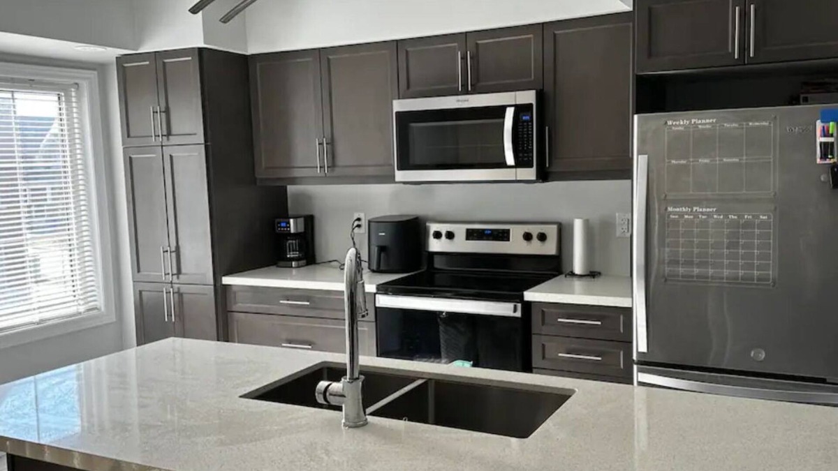 Whitby House | Cozy Whitby Retreat (Private 2 Bedroom Townhouse)