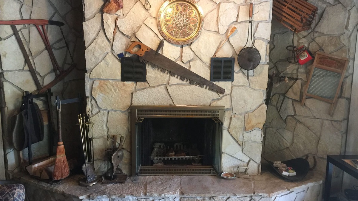 Willsboro House | Cozy winter retreat + beautiful view + Indoor Outdoor Fireplace + Pool Table