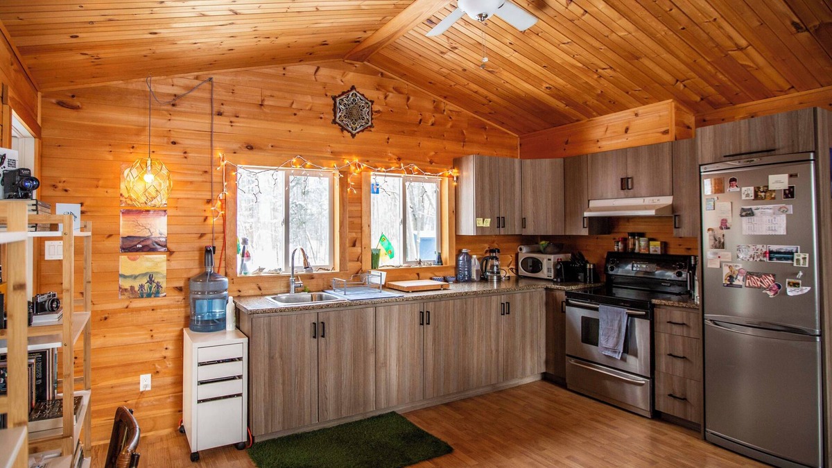 Pontiac Cottage | Cozy winter retreat close to Ottawa, Wakefield and 4 different ski hills!