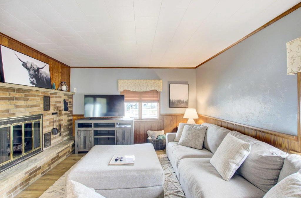Algoma House | Cozy Wisconsin Abode Walk to Lake Michigan!