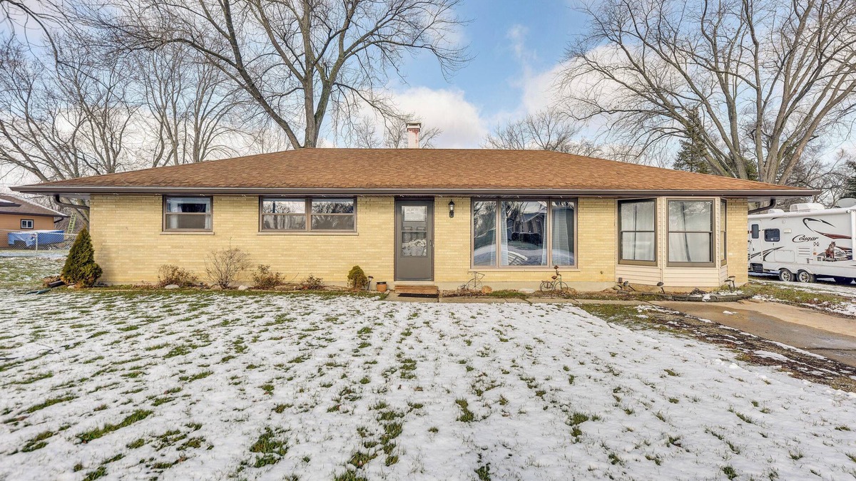 Russell House | Cozy Wisconsin Escape w/Deck, Grill & Fire Pit!