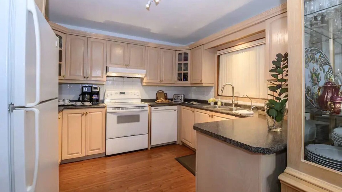 Cartierville House | Cozy with sauna down by the boardwalk