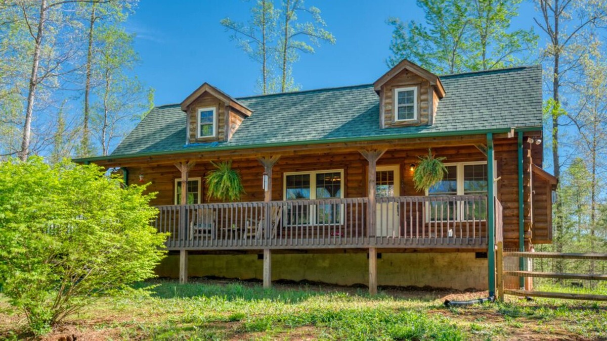 Clearwater Creek Cabin | Cozy, Wood Cabin. Private and with Firepit. Gated community.