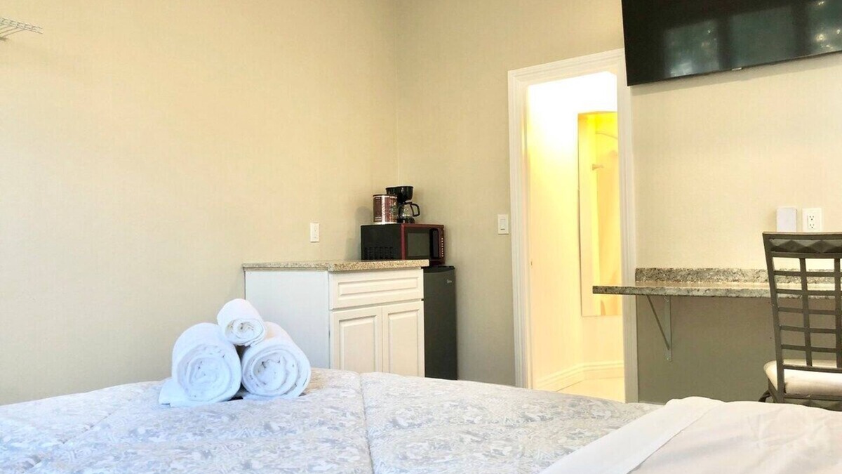 Eastvale Apartment | Cozy Workstay ♡ Steps away from park