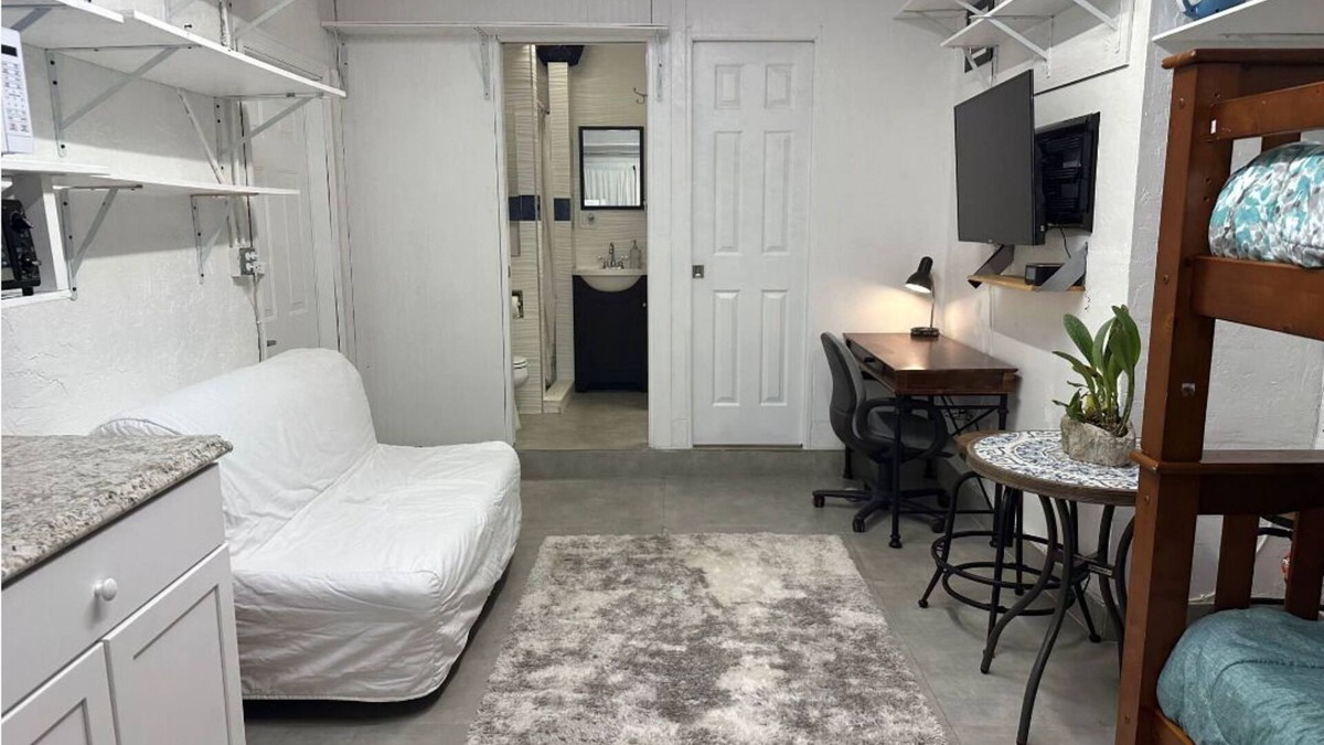 Palmetto Estates Apartment | Cozy1/1 Studio Apt with private bathroom, car port and entrance close2 Miami Zoo
