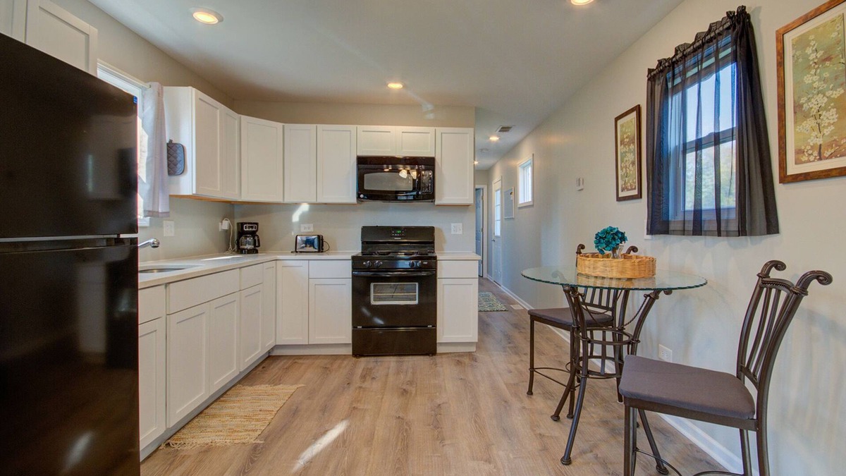 Morris Cottage | Cozy1bed with LG private fenced yard, Brisbin Rd I-80 Short to Long-term ADD RV