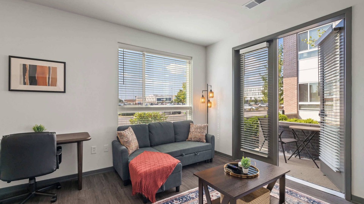 Indianapolis Apartment | CozySuites Ayr | parking, pool, gym #02