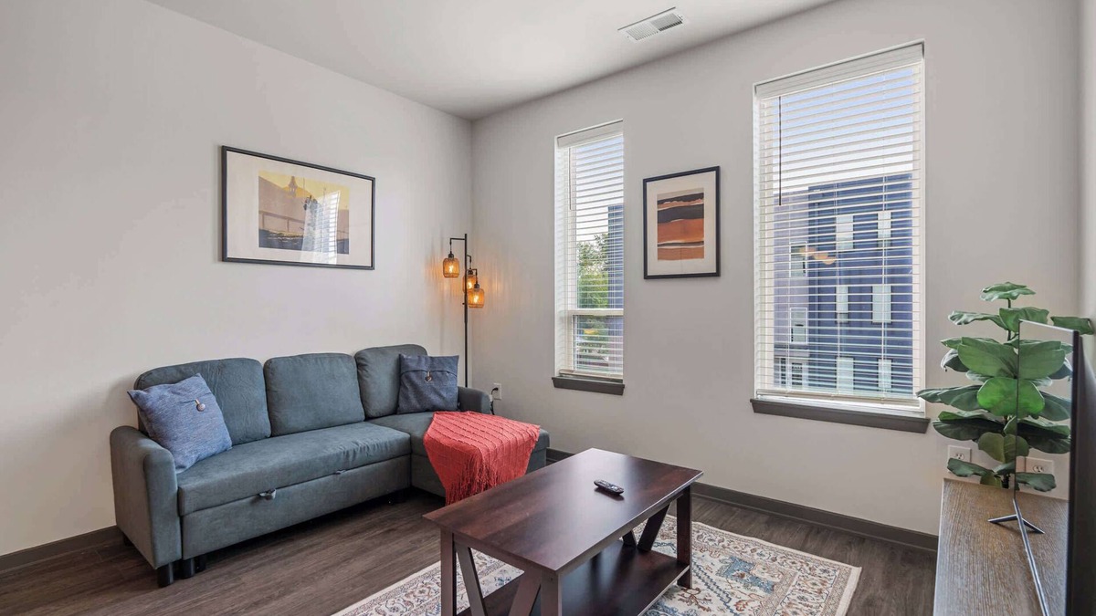 Indianapolis Apartment | CozySuites Ayr | parking, pool, gym #08
