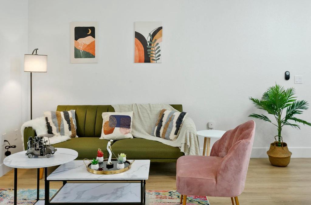 Glendale Sports and Entertainment District Apartment | CozySuites Glendale by the stadium with pool 10