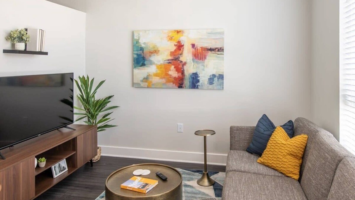 Central Business District Apartment | Cozysuites l Modern 1BR in Downtown Cincinnati