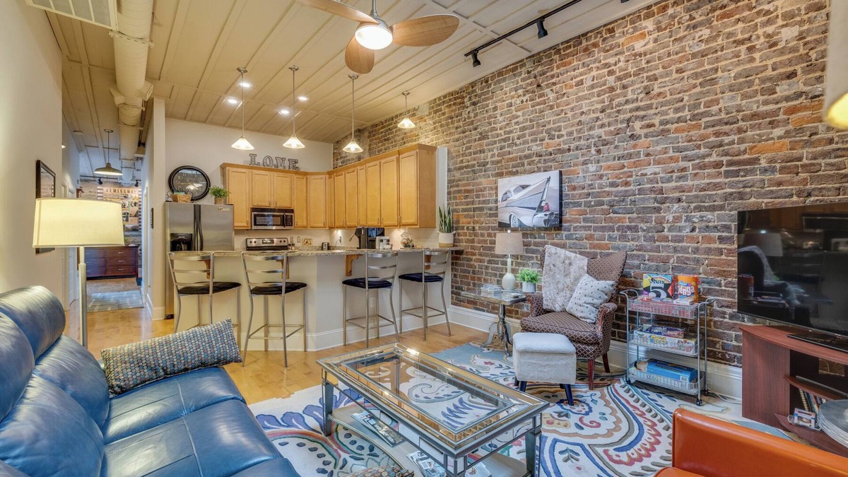 Bristol Apartment | CozyUrbanLoft-Downtown Living at its Finest!