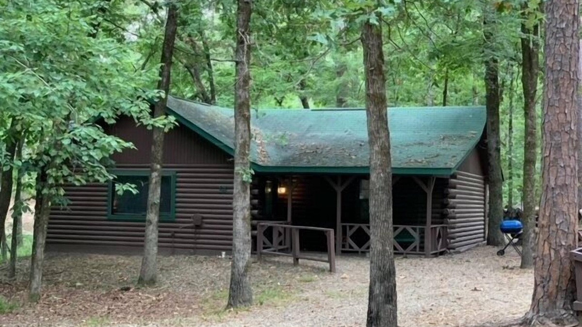 Broken Bow Cabin | CRABAPPLE COVE 2 Bedroom, sleeps 8 on Stocked fishing Pond!