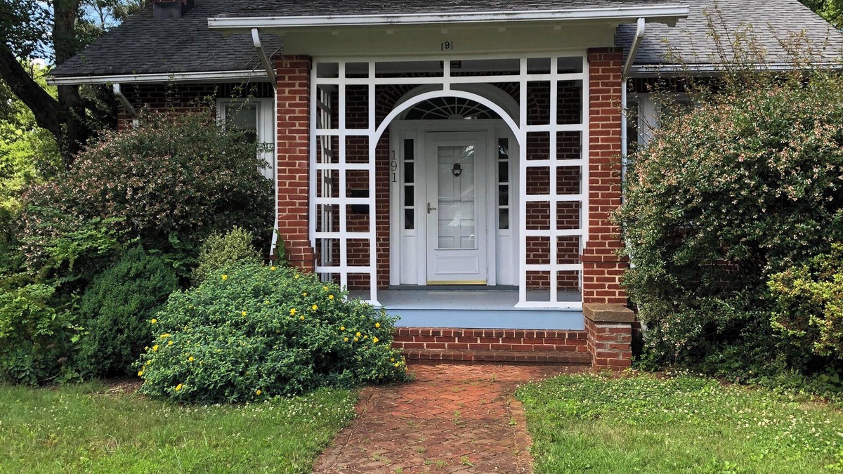Orange House | Craftsman Cottage - Charming 3-bedroom house with WiFi and AC in lovely Orange