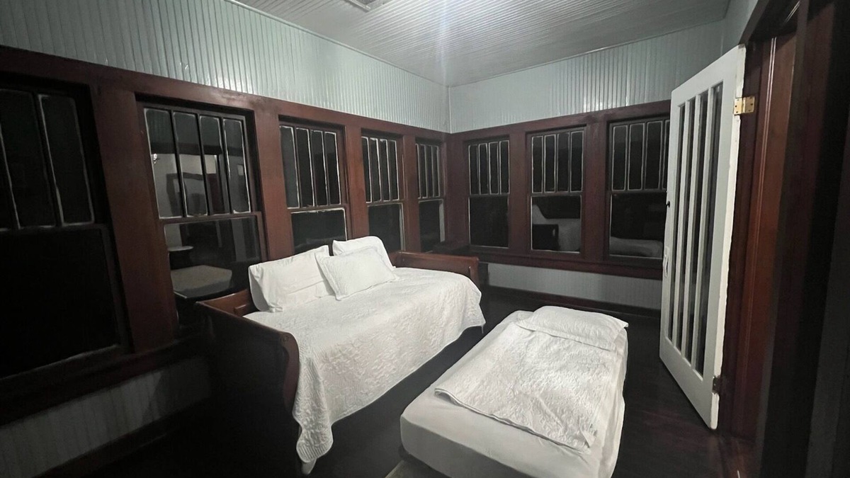 Lafayette House | Craftsman Home on 3 acres with live oaks lots of space for gatherings