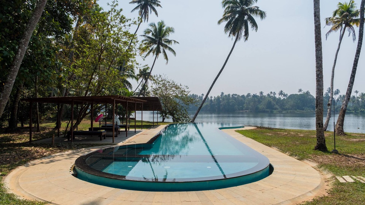 Puthenvelikara Hotel | Cranganor History Cafe Riverside Chateau