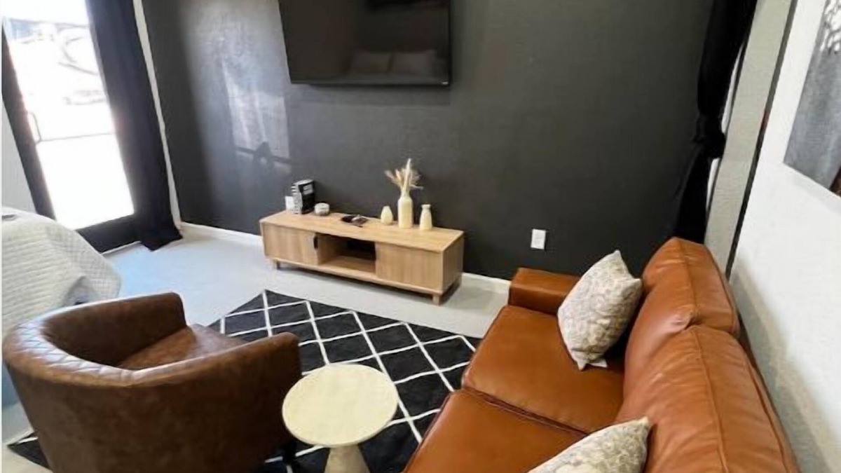 Hobbs Apartment | Crash Pad -Studio East Room