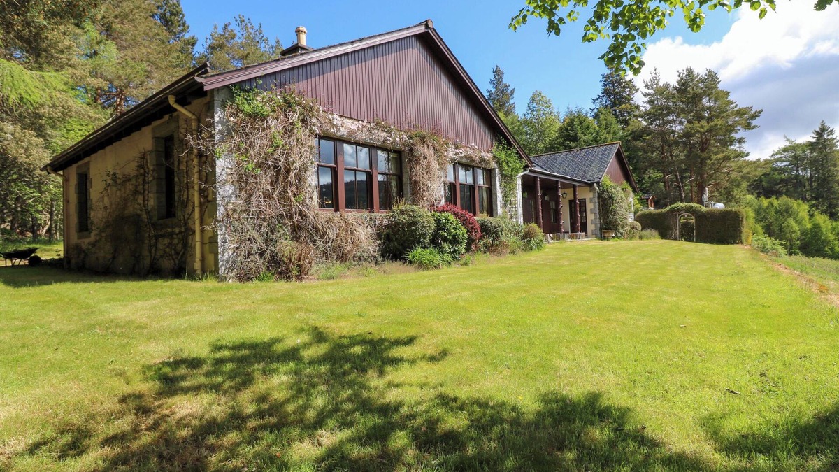 Ballater Cottage | CREAG BHALG, with open fire in Braemar