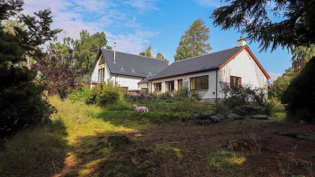 Newtonmore House | CREAG DHUBH COTTAGE, pet friendly, with a garden in Newtonmore