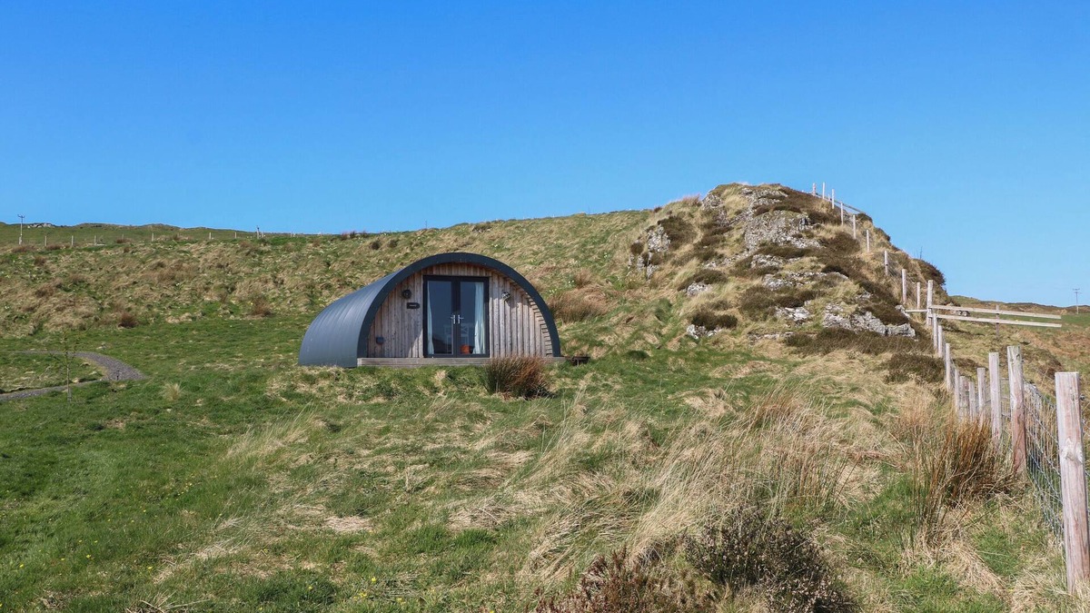 Isle of Luing Cottage | CREAGS, pet friendly, with a garden in Cullipool, Isle Of Luing