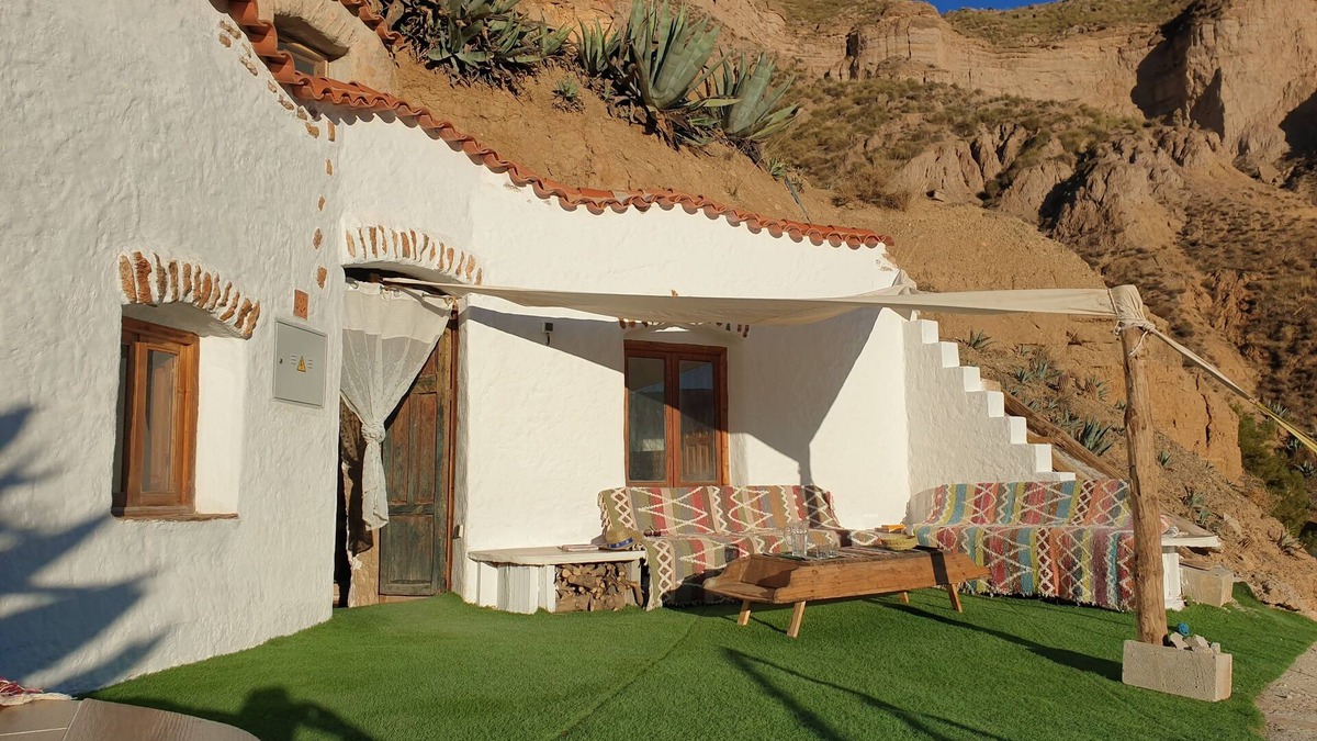 Gorafe House | Creatively designed CaveHouse with jacuzzi