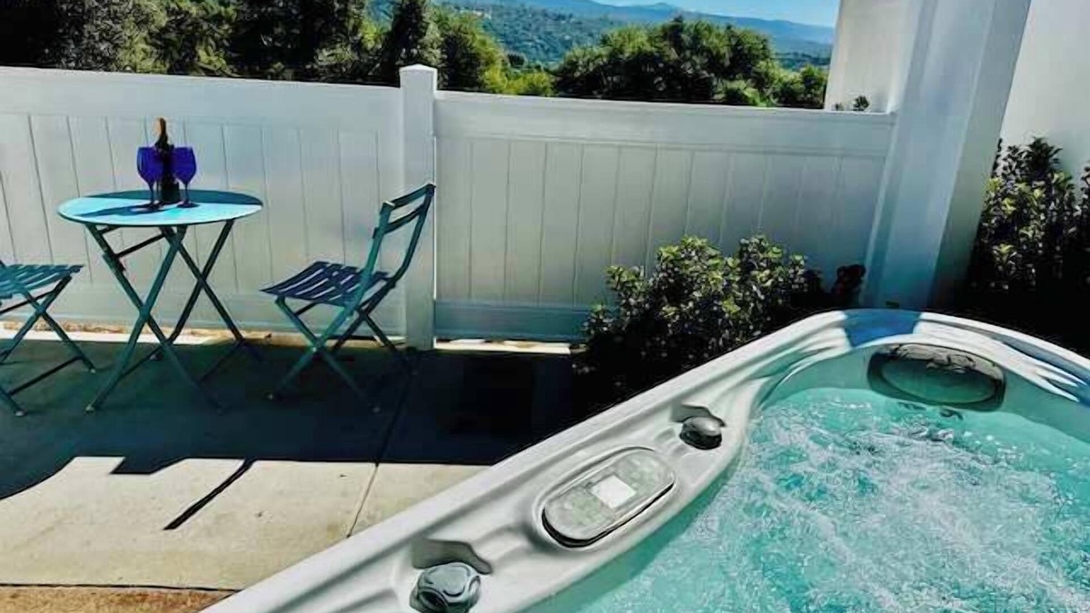 Ahwahnee Apartment | Creature Comforts Suite-Private Hot Tub-Sleeps 2