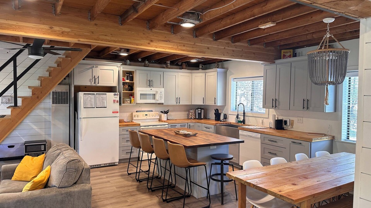 Eagar House | Creek-Canyon Property, Acre-Fenced. Dogs OK. 4bd+Entertainment Rm w-8 bunk beds